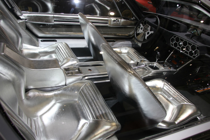 「ランボルギーニ・マルツァル」のインテリア。当時フェラーリでは得られなかった快適な居住性を追求したフェルッチオ・ランボルギーニの意思を、ベルトーネが的確にくみ取っている。「今年のショーカー」と紹介しても通用するかのような未来感を見よ。