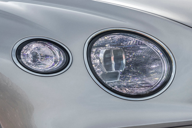 最新のマトリクス技術が用いられたヘッドランプ。内部に施された、クリスタルガラスをモチーフにしたという細かなエッジ加工が目を引く。