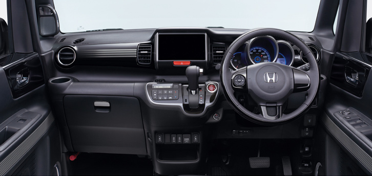 インテリアカラーパッケージに新設定された「ダークスタイル」のインストゥルメントパネルまわり。