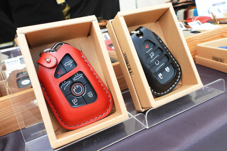 伊の蔵・レザーはこの日のために、「シボレー・カマロ／コルベット」のキーフォブにぴったりのキーケースを製作。オリジナルデザインのキーケースもカスタムオーダーできるとのことだ。