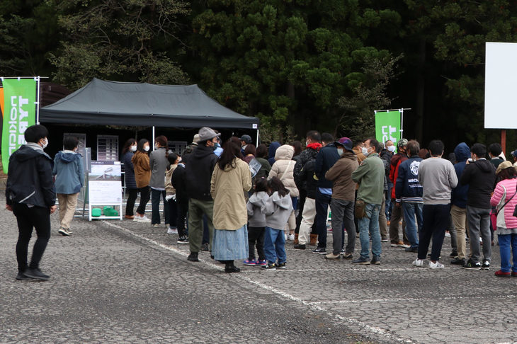 体験コンテンツの参加を申し込む来場者たち。程よい人の集まり方で、かつほとんどのコンテンツが屋外ということもあり、多くの人が安心してイベントを楽しむことができた。来場者はカップルやファミリーが多く、若い人の姿も。現行型「ディフェンダー」の誕生で、ブランドの若返りも進んでいるのかもしれない。