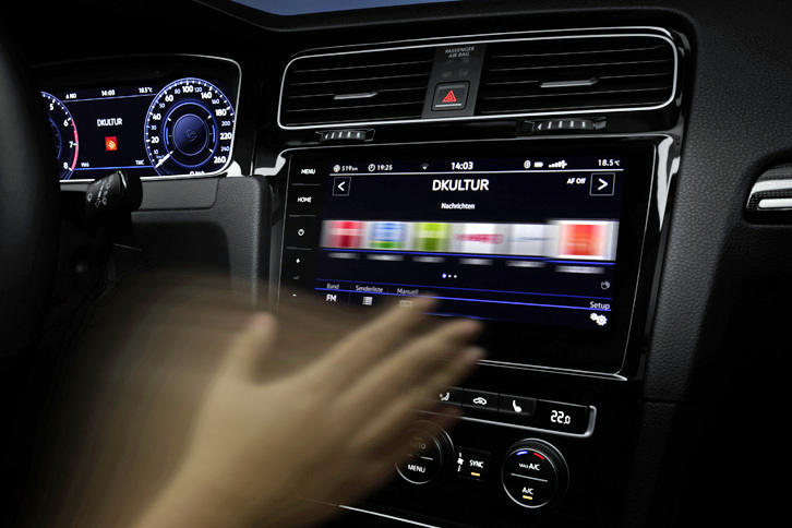 最上級のインフォテインメントシステム「Discover Pro」には、新たに「ジェスチャーコントロール」機能を採用。近接センサーの働きにより、ディスプレイの前で手を動かすしぐさをするだけで、機器が操作できる。