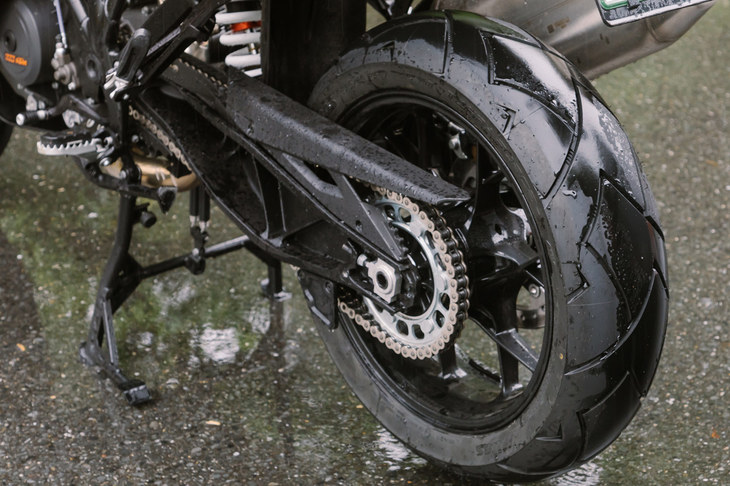 車体については、シャシーを短くしつつスイングアームを長くとることで、コーナリング性能と加速時の走行安定性を高めている。