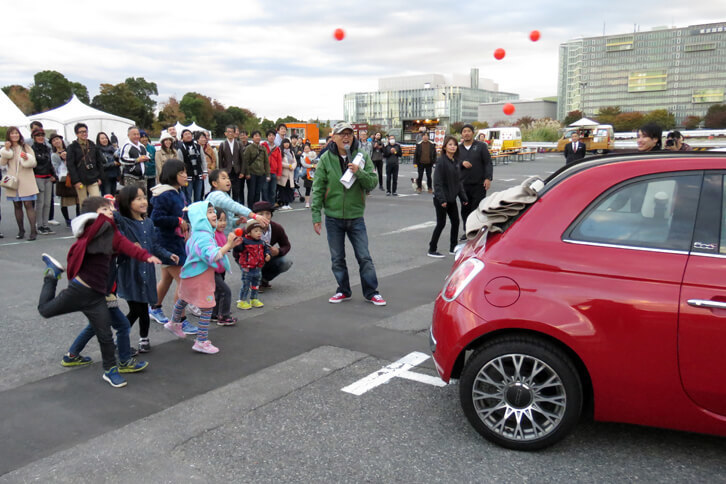 ボールが届かなそうな子どもたちを集め「ここから投げていいよ」と促すピストン西沢氏。今回のイベントで司会進行を務めたピストン西沢氏は、最初から最後まで大活躍だった。
