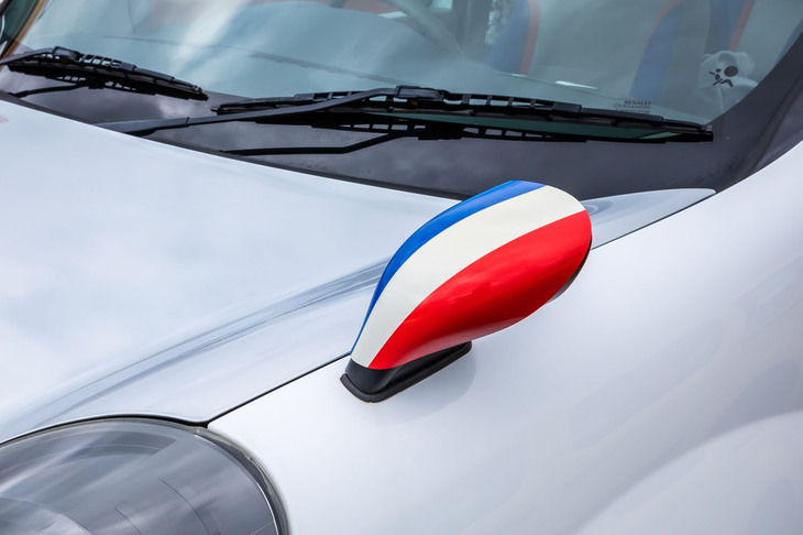 トリコロールにカスタマイズされた「サイドアンダーミラー」。思い思いにドレスアップされた参加車両を見ているだけでも楽しくなる。