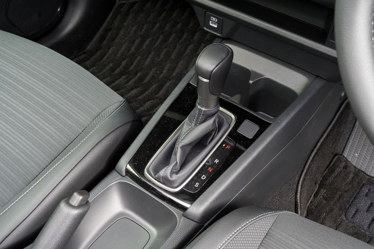 シフトセレクターはシンプルを極めたストレート式。一応「Z」「Z＋」ではレザーが巻かれている。