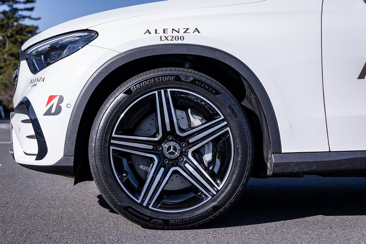 今回、神奈川・大磯周辺の公道を中心にステアリングを握った「メルセデス・ベンツGLC」。テスト車両には255/45R20サイズの「アレンザLX200」が装着されていた。同サイズの価格は1本8万6350円。