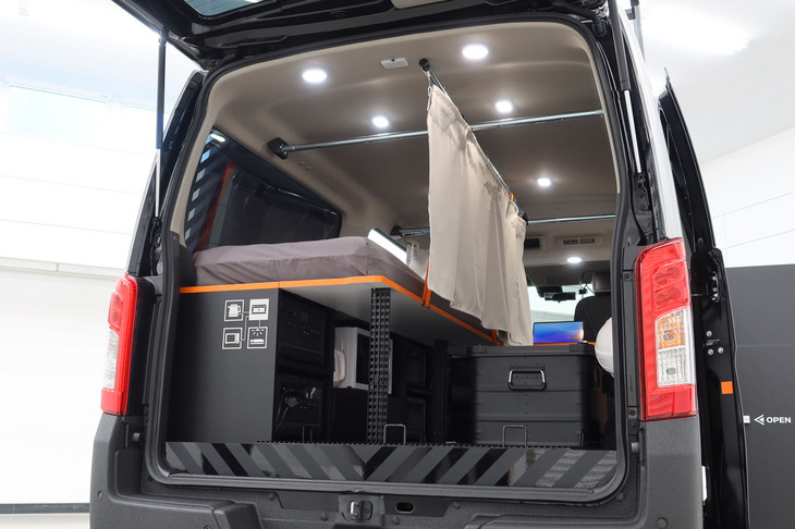 日産ディザスターサポートスペック（後方から見た車内の様子）