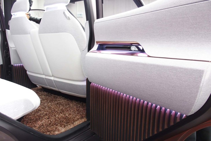 「ニッサンIMk」のリアドアの内張り。