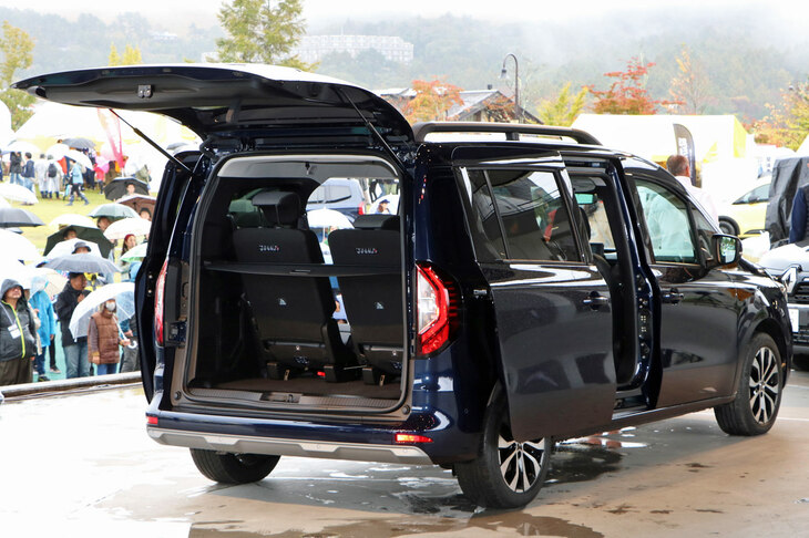 テールゲートと左右スライドドアを開けた状態の「ルノー・グラン カングー」。スライドドアも開口幅830mmと大型化されており、乗降性が向上している。