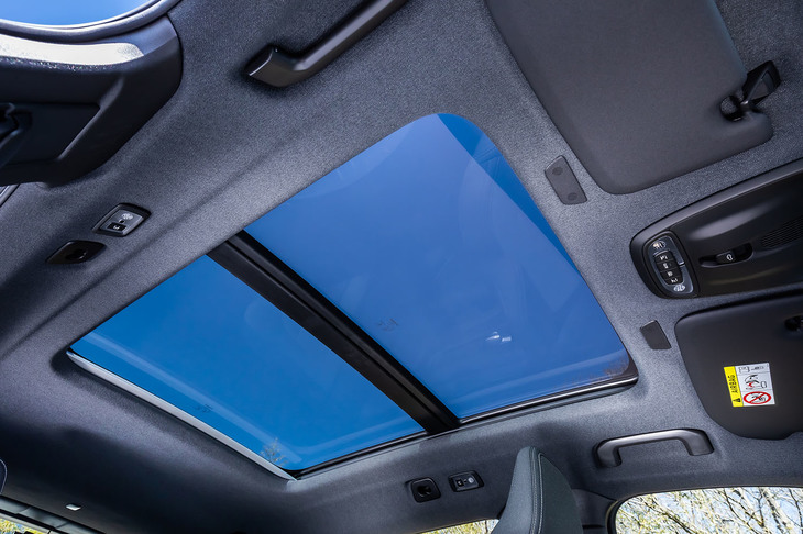 試乗車に装備されていたチルトアップ機構付き電動パノラマガラスサンルーフは、21万円のオプションアイテム。