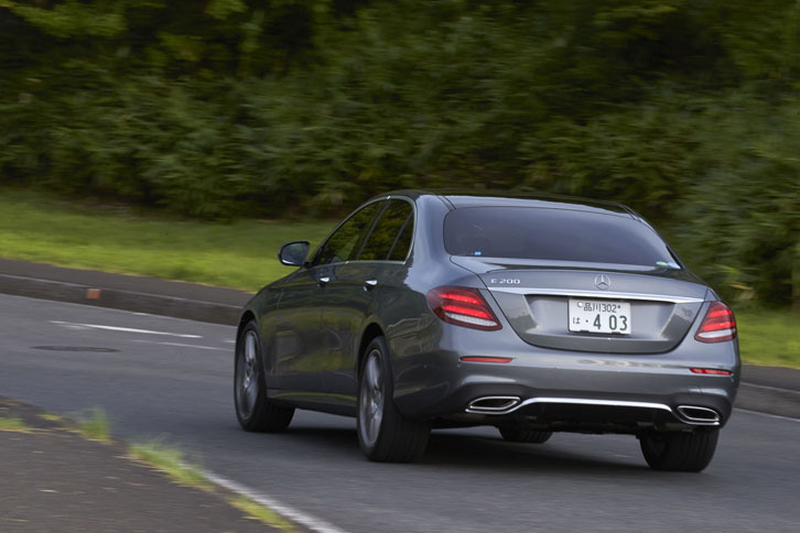 モデルチェンジを機に、ボディーシェルのアルミニウム使用率は先代の5％から16％へと増加。先代の同等モデルと比較した場合、車重は約50kg軽くなっている。