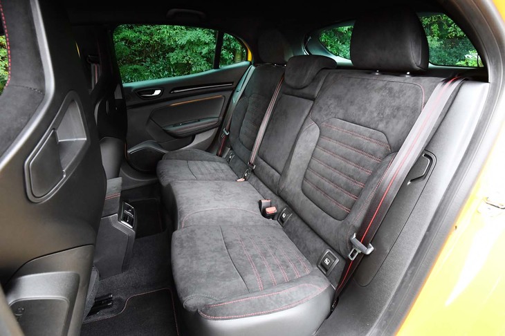 前席と同様にアルカンターラで仕立てられた後席。5ドアモデルの「メガーヌR.S.トロフィー」は、日常使いを十分満たせる利便性が確保されている。