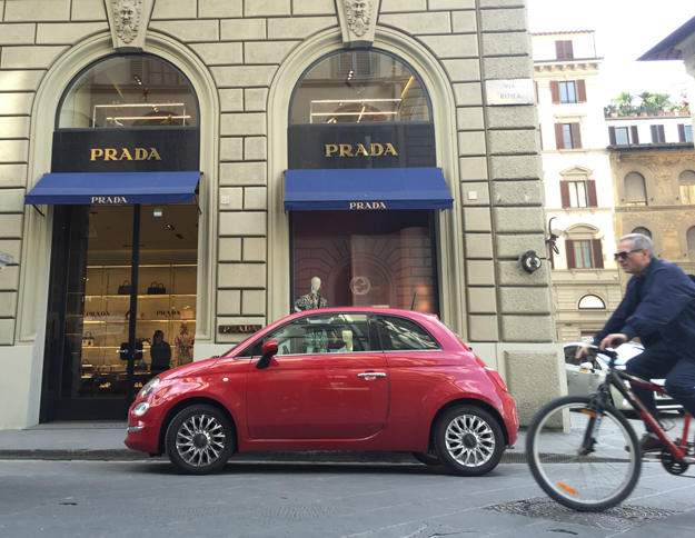 「フィアット500（チンクエチェント）」。フィレンツェにて。