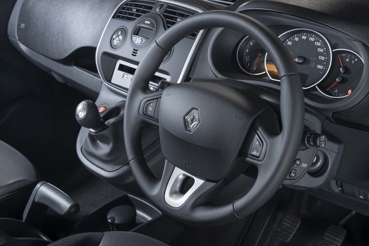 レザー巻きのステアリングホイールを装備。チルト角の調整ができる。