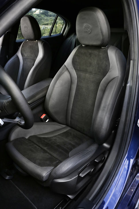 「クアドリフォリオ」に標準で装着されるパフォーマンスシート。オプションでよりハードなカーボン製のスパルコ・レーシングシートも用意される。