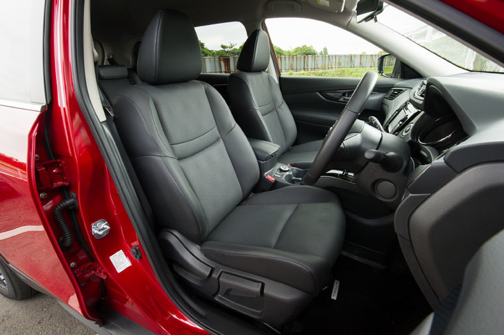 防水加工が施されたシート表皮が全車に標準で備わる。防水性と透湿性を両立させた素材を採用しており、夏場でも快適に座れるという。