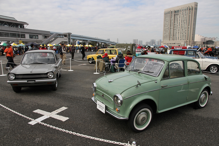 毎回実施されているコンクールデレガンスの、今回のテーマカーが三菱車であることにちなんで特別展示された三菱自動車所有の車両。1962年「三菱500スーパーデラックス」（右）と68年「コルト1000トラック」（左）。前者は60年に誕生した、三菱初のオリジナル乗用車である「三菱500」のマイナーチェンジ版。後者はファストバックスタイルの乗用車「コルト1000F」から派生した500kg積みのピックアップ。