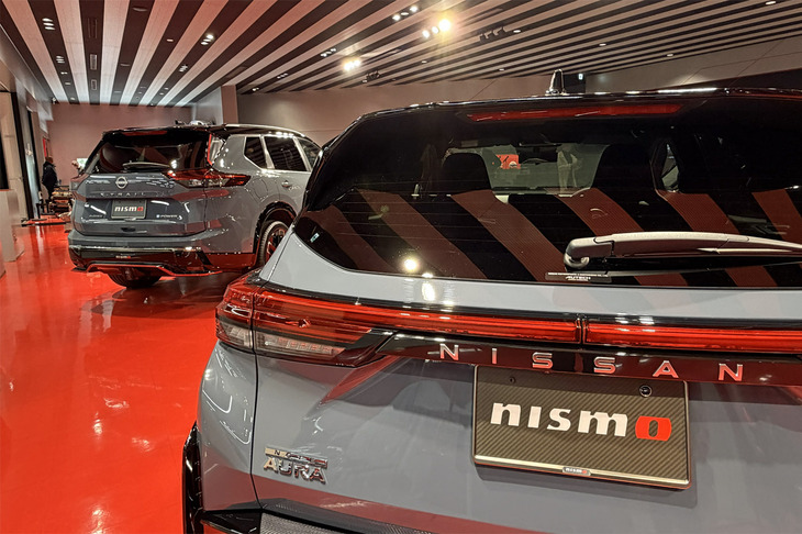 NISMO大森ファクトリーの店内に置かれた「ノート オーラNISMO」（写真手前）と「エクストレイルNISMO」（同奥）。