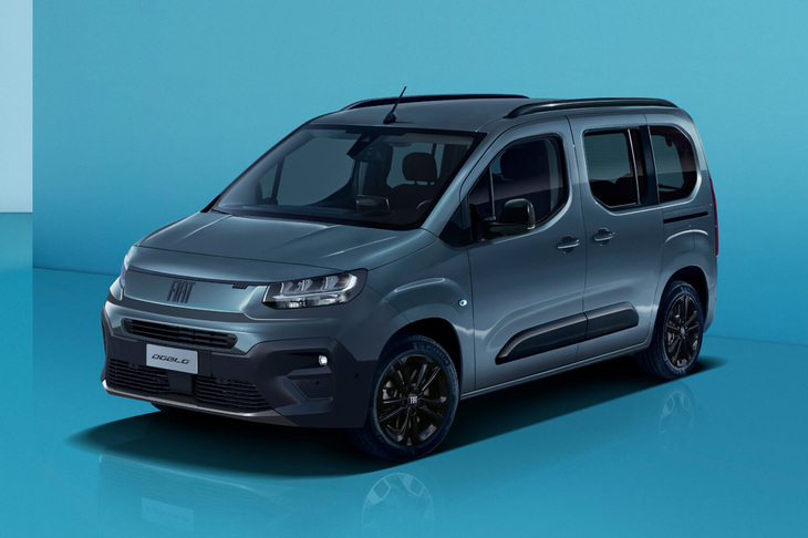 フロントグリル中央に配置されたバッジは、従来の赤いロゴから新しいレタリングの「FIAT」ロゴに変更されている。