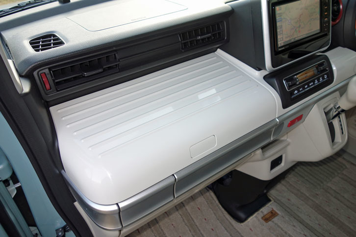 ダッシュボードの助手席側にはスーツケースを模した収納スペースが設置される。