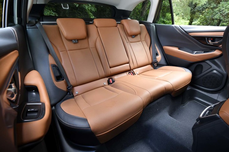 スバル・レガシィ アウトバック リミテッドEX（リアシート）