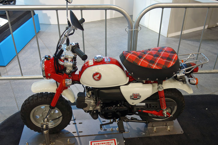 「モンキー50周年アニバーサリー」（2017年）。初代のカラーリングを踏襲したほか、サイドカバーやキーには50周年を記念したロゴがあしらわれる。価格は35万2080円。