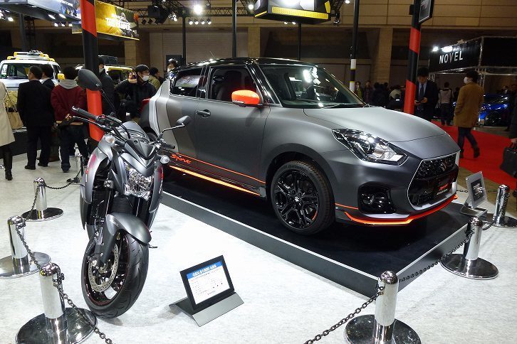 スズキ・スイフトスポーツ オートサロンバージョン（右）とスズキGSX-S1000 ABS（左）。