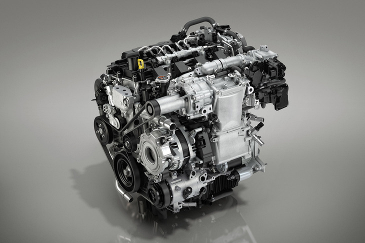 2リッター直4エンジンに「エアサプライ」と呼ぶ機械式スーパーチャージャーを組み合わせた「SKYACTIV-X」。その進化版である「SKYACTIV-Z」は空気を強制的に供給する装置の搭載をやめ、排気量を増やすことでシリンダー内に取り込む空気量を増やす考えだ。