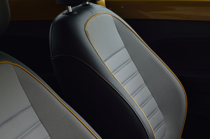 「ザ・ビートル デューン」専用のファブリックシート。イエローのパイピングやステッチが目を引く。