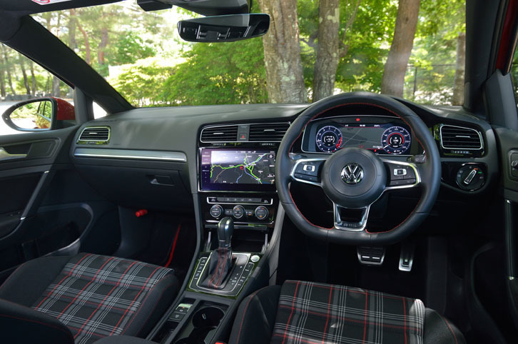 今回のマイナーチェンジでは、インフォテインメントシステムの充実がトピック。9.2インチのディスプレイが用意され、スマートフォンとの連携や、インターネットを介した情報サービスの利用が可能になった。