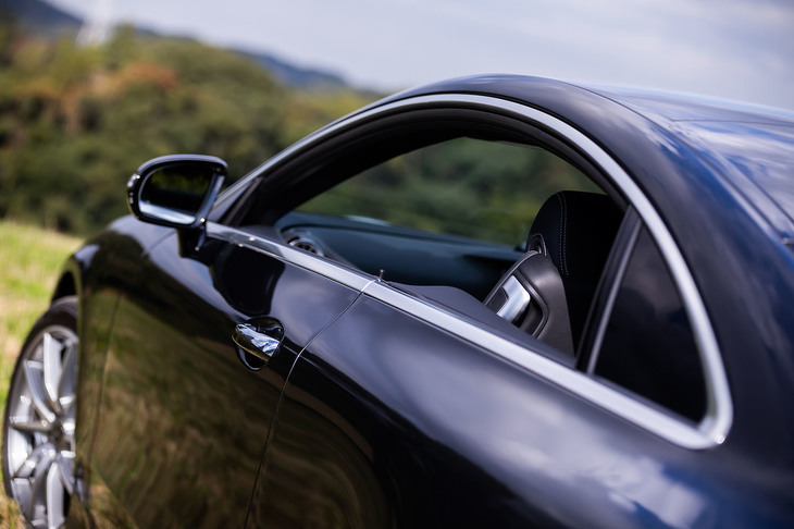 ドアサッシュやセンターピラーのない、開放的なサイドビューが特徴となる「Eクラス クーペ」。全高は「セダン」よりも25mm低く設定されている。