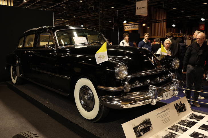 ローマ教皇専用車“パパモビル”といえば欧州車の印象が強いが、過去にはこうした例も。米国政府が寄贈した1954年「クライスラー・インペリアル」に、イタリアのカロッツェリア・ギアがボディーを載せた車両。誰が入手したのか、すでにSOLDの札が掲げられていた。