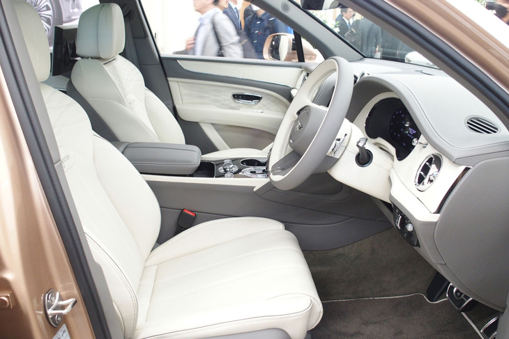 ベントレー・ベンテイガEWBアズール（フロントシート）