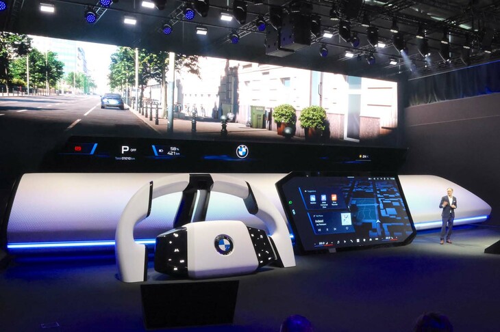 BMWは新型「iX3」のダッシュボード「パノラミックiDrive」の巨大ディスプレイ（米ラスベガスの「CES」で公開済み）を持ち込んだ。同社のUX／DX開発リーダー、ミヒャエル・ハルラー氏が解説中。