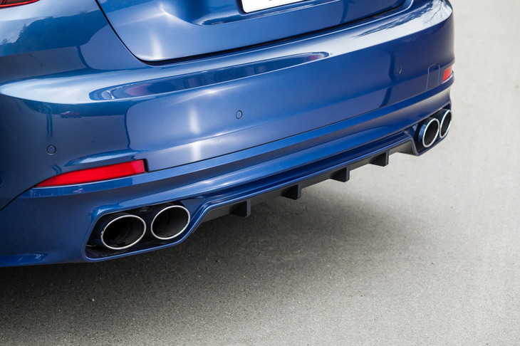 オーバルパイプを4本出しにしたアルピナスポーツエキゾーストシステムを標準で装備する。