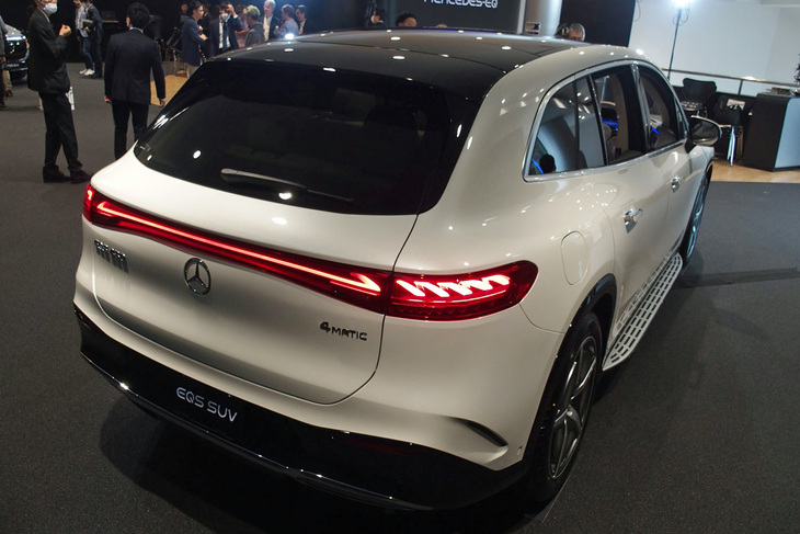 メルセデス・ベンツEQS450 4MATIC SUV（リアビュー）