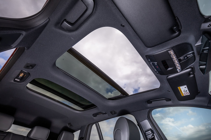 挟み込み防止機能付きのパノラミックスライディングルーフは、22万8000円のオプションアイテム。