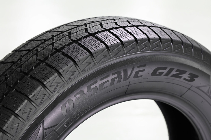 従来型と同じアイス路面での吸水・密着・ひっかきの効果を発揮する「吸着クルミゴム」と「NEO吸水カーボニックセル」に、「持続性高密着ゲル」と「サステナグリップポリマー」を配合した新たなコンパウンドを採用。