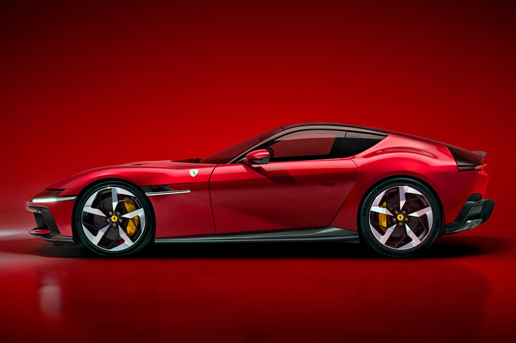 いっぽう、「12チリンドリ」のフロントフェンダーはご覧のとおりの薄さで、非常に軽快でスポーティーだ。いっぽうリアフェンダーは、“ぽっこり”とした形で膨らみを強調している。