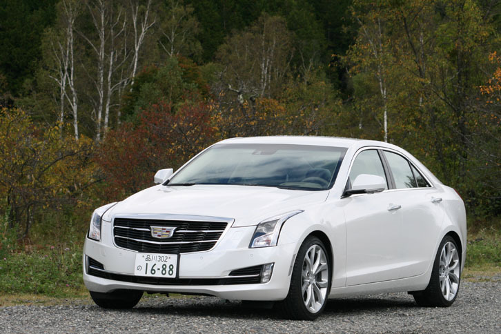 ドライバーモードコントロールを「スポーツ」に切り替えると、スポーツセダンに早変わり。その軽やかなフットワークは、もちろん街中でも堪能できる。