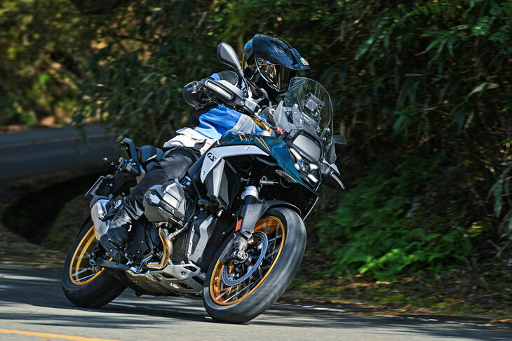 文中で紹介されるハードウエアの改良に加え、「R1300GS」は電子制御も進化。ダイナミックブレーキコントロールやエンジンドラッグトルクコントロールに改良が加えられたほか、ブレーキ制御には新開発の「フルインテグラルABS Pro」が採用された。