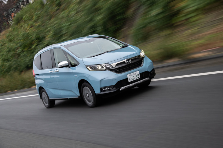 今回のマイナーチェンジでは、ハイブリッド車の燃費性能も向上。JC08モード計測値は、従来モデルの25.2-27.2km/リッターから26.0-28.0km/リッターに改善した。