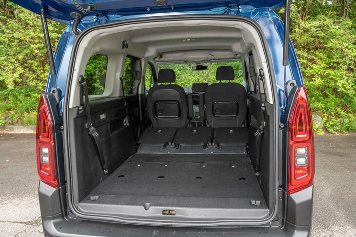 2列目シートをすべて倒したところ。この状態の荷室の床面長は2.23mで、積載容量は1672リッター。