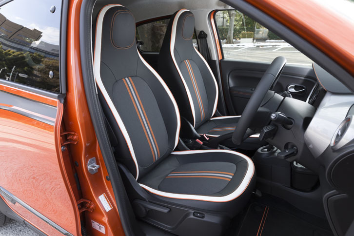 シートは合皮とファブリックのコンビタイプ。「GT」ではドアトリムにも合皮が用いられている。