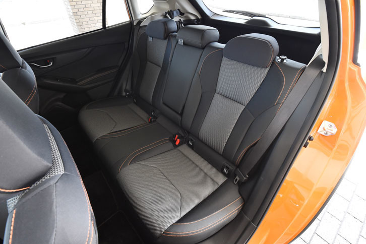 クラスを超えた室内の広さも新型「XV」の自慢のひとつ。後席の足元は旧型より26mm広がった。