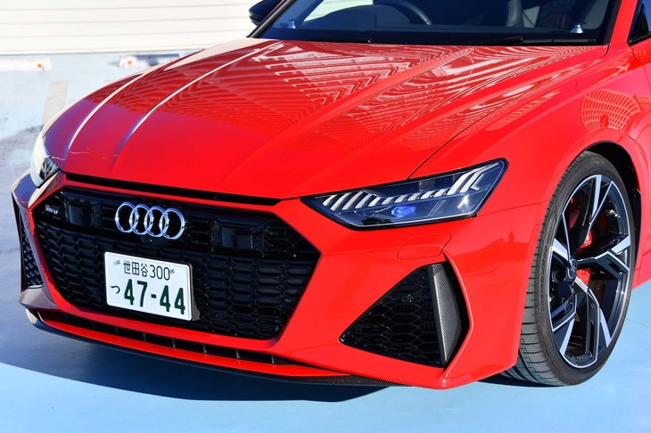 ハニカム構造のグリルや大型エアインレットが与えられた「RS 6アバント」のフロントフェイス。特別な高性能モデルであることをアピールする。