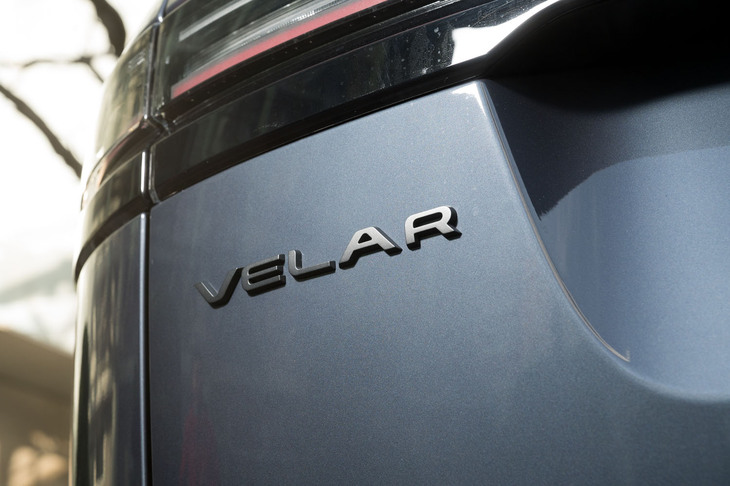 「ヴェラール」の車名は初代「レンジローバー」のプロトタイプの呼び名にちなんでいる。これもおさらい。