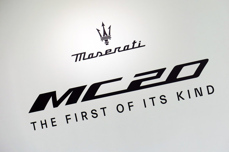 「マセラティMC20」の発表はイタリアのモデナ、アメリカのニューヨーク、日本の東京で同時に開催。東京では同日中に、時間をあらためてメディア向けのプレゼンテーションおよび実車確認の機会が設けられた。