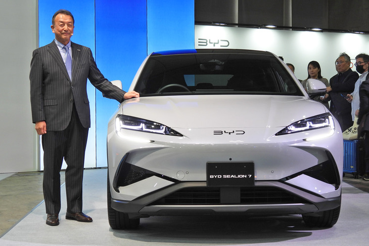 「BYDシーライオン7」と、BYDオートジャパンの東福寺厚樹社長。